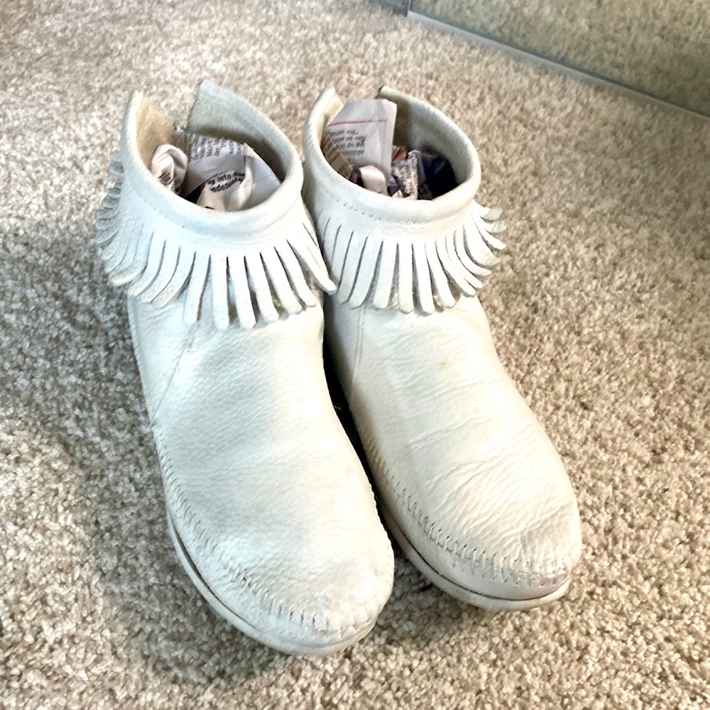 White leather Back Zip hard-sole used Boot Minnetonka Moccasin size 8